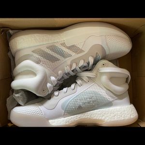 NWT Adidas basketball shoes SZ 10